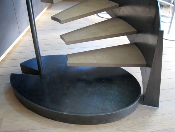 Detail aanzet trap + houten treden